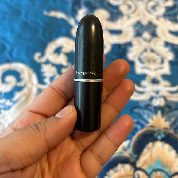 *SOLD* MAC lipstick in Hug Me - Picture 5 of 5